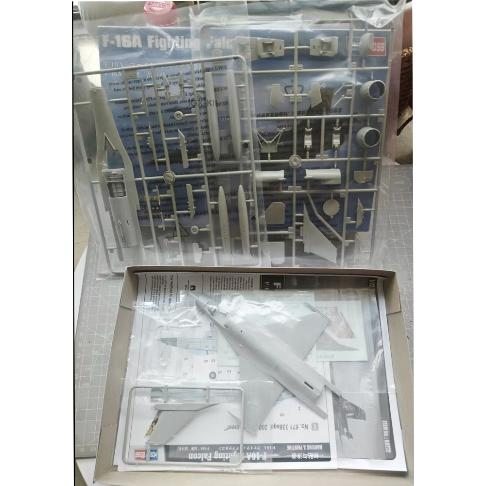 Model Kit Hasegawa - Hobbyboss 80272 1:72 Scale General Dynamics
